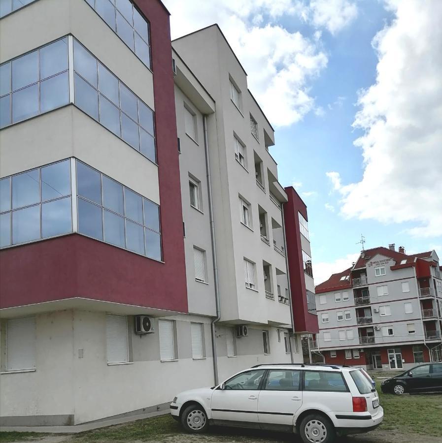 Apartman Mia Sremska Mitrovica Buitenkant foto